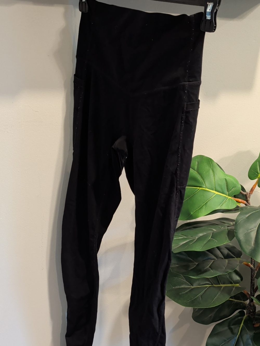 HALARA Black High-Rise Leggings with Side Pockets
